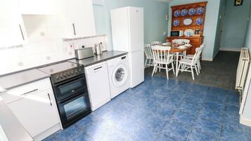 Cottage | Private kitchen | Dishwasher, cookware/dishes/utensils