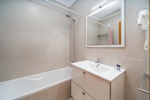Shower, hair dryer, towels - One-Bedroom Apartment with Shared Pool, Wi-Fi and Air Conditioning (Armação de Pêra)