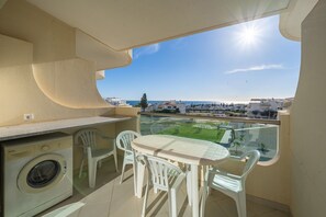Property grounds - 1-Bedroom Apartment with Shared Pool, Wi-Fi and Air Conditioning (Armação de Pêra)