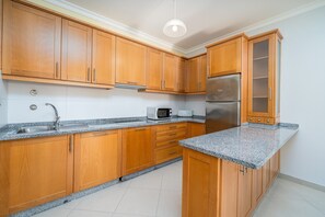 Fridge, microwave, oven, stovetop - One-Bedroom Apartment with Shared Pool, Wi-Fi and Air Conditioning (Armação de Pêra)