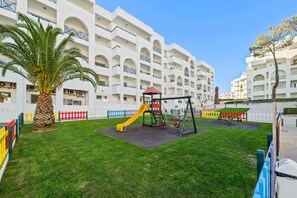 Children’s area - 1-Bedroom Apartment with Shared Pool, Wi-Fi and Air Conditioning (Armação de Pêra)