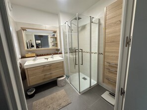 Shower, hair dryer, towels - Well-being apartment (Saint-Pée-sur-Nivelle)
