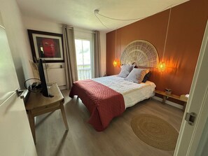 2 chambres, fer et planche à repasser, Wi-Fi, draps fournis