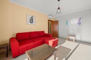 TV - One-Bedroom Apartment with Shared Pool, Wi-Fi and Air Conditioning (Armação de Pêra)