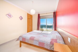 1 bedroom, WiFi, bed sheets - One-Bedroom Apartment with Shared Pool, Wi-Fi and Air Conditioning (Armação de Pêra)