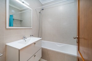 Shower, hair dryer, towels - One-Bedroom Apartment with Shared Pool, Wi-Fi and Air Conditioning (Armação de Pêra)