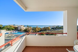 Property grounds - 2-Bedroom Apartment with Shared Pool, Garden, and Wi-Fi (Armação de Pêra)