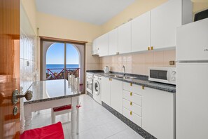 Fridge, microwave, oven, stovetop - 2-Bedroom Apartment with Shared Pool, Garden, and Wi-Fi (Armação de Pêra)