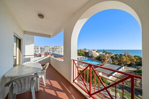 Outdoor dining - 2-Bedroom Apartment with Shared Pool, Garden, and Wi-Fi (Armação de Pêra)