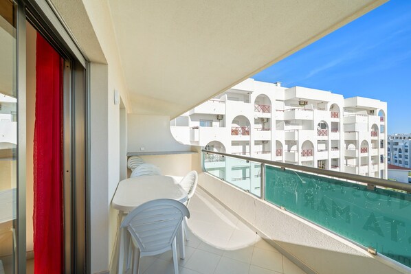 Property grounds - 1-Bedroom Apartment with Shared Pool, Wi-Fi and Air Conditioning (Armação de Pêra)