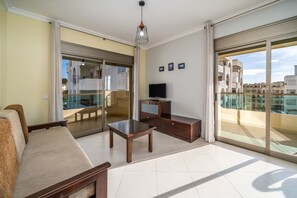 TV - 1-Bedroom Apartment with Shared Pool, Wi-Fi and Air Conditioning (Armação de Pêra)