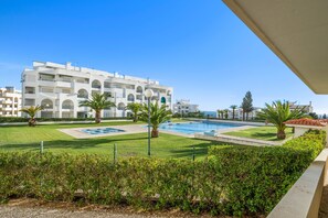 Pool - One-Bedroom Apartment with Shared Pool, Wi-Fi and Air Conditioning (Armação de Pêra)