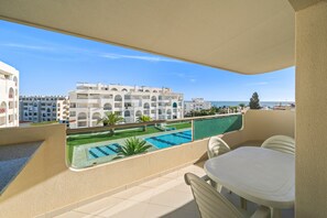 Outdoor dining - One-Bedroom Apartment with Shared Pool, Wi-Fi and Air Conditioning (Armação de Pêra)