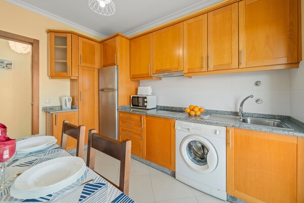 Fridge, microwave, oven, stovetop - One-Bedroom Apartment with Shared Pool, Wi-Fi and Air Conditioning (Armação de Pêra)