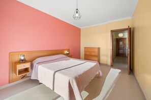 1 bedroom, WiFi, bed sheets - One-Bedroom Apartment with Shared Pool, Wi-Fi and Air Conditioning (Armação de Pêra)
