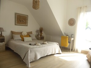 2 bedrooms, iron/ironing board, WiFi - Apartment "Near Vannes, Stunning View" with Lake View, Shared Pool & Wi-Fi (THEIX-NOYALO)