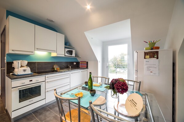 Réfrigérateur, micro-ondes, four, plaque de cuisson