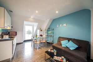 Een televisie en een tafeltennistafel