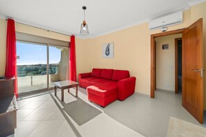 TV - One-Bedroom Apartment with Shared Pool, Wi-Fi, and Air Conditioning (Armação de Pêra)