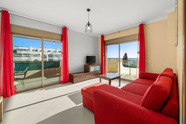 TV - One-Bedroom Apartment with Shared Pool, Wi-Fi, and Air Conditioning (Armação de Pêra)