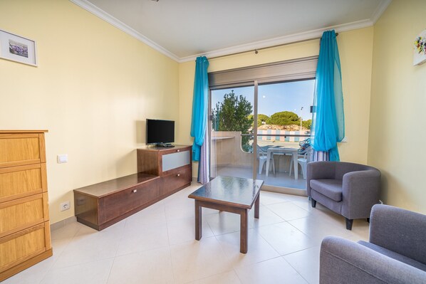 TV - Studio '- 1 Rc A' with Shared Pool, Wi-Fi and Air Conditioning (Armação de Pêra)