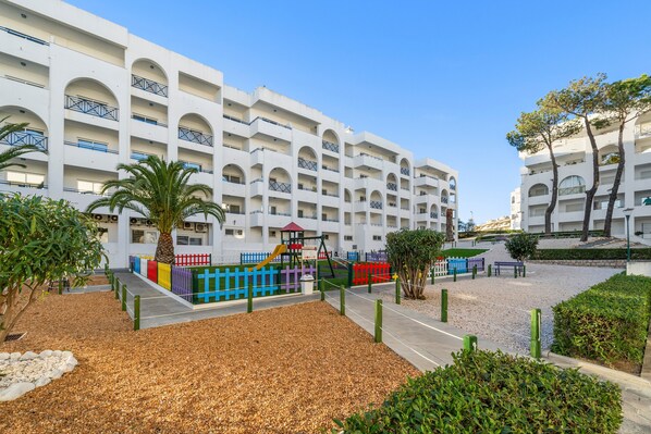 Children's area - Studio '- 1 Rc A' with Shared Pool, Wi-Fi and Air Conditioning (Armação de Pêra)
