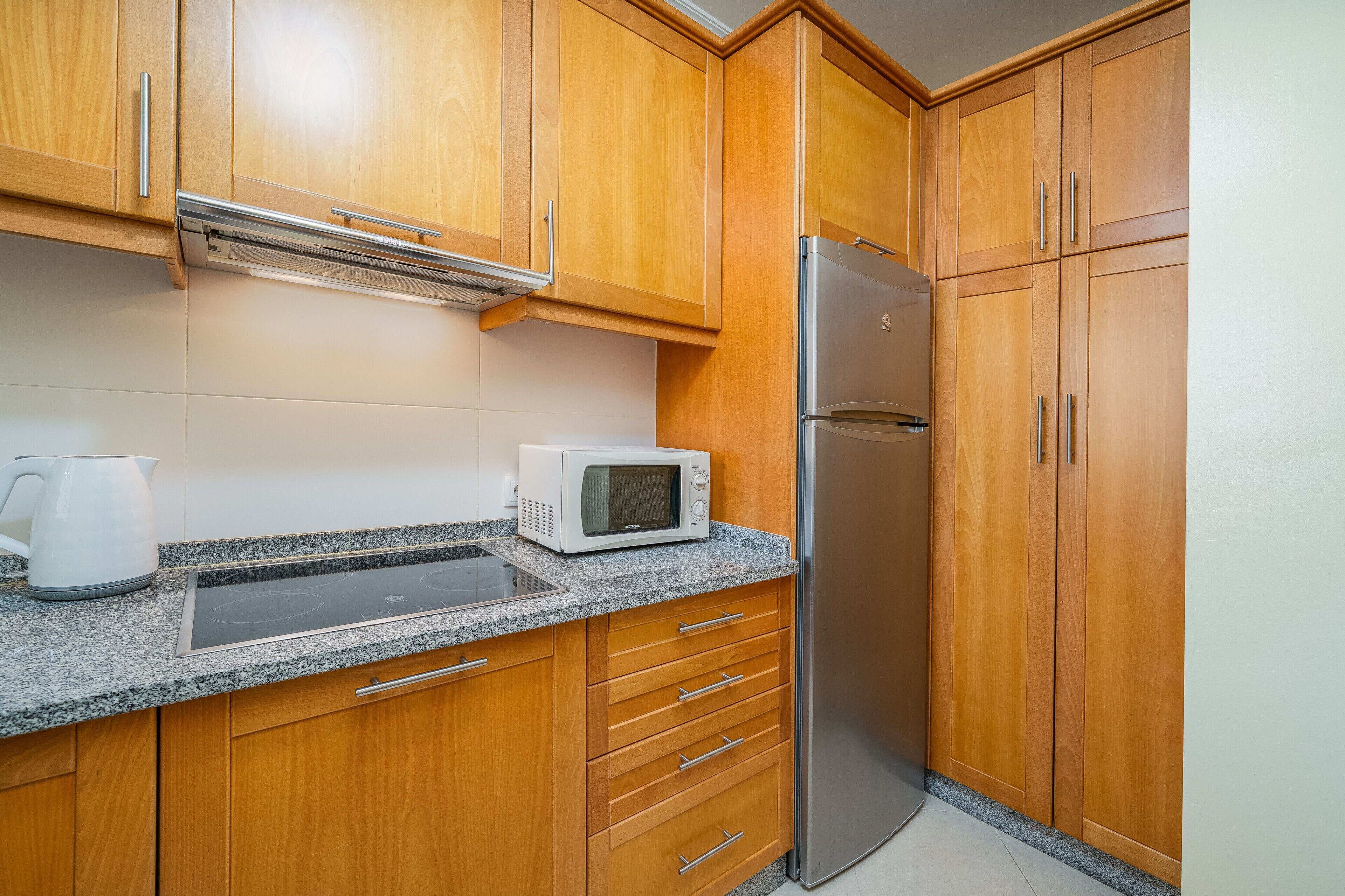 冰箱、微波炉、烤箱、炉灶