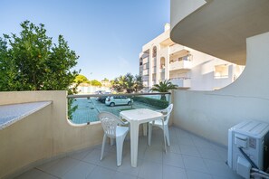 Outdoor dining - Studio '- 3 Ground Floor C' with Shared Pool, Wi-Fi, and Air Conditioning (Armação de Pêra)