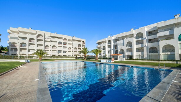 A swimming pool surrounded by a modern building with multiple balconies. - Studio 'Sea View - 2 Rc C' with Sea View, Wi-Fi and Air Conditioning (Armação de Pêra)