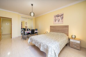 1 bedroom, WiFi, bed sheets - Studio 'Sea View - 2 Rc C' with Ocean View, Wi-Fi and Air Conditioning (Armação de Pêra)