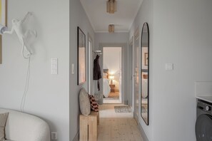 2 habitaciones, tabla de planchar con plancha, wifi y ropa de cama