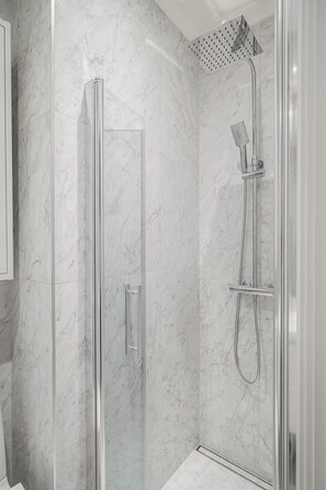 Dusch, hårtork, handdukar och tvål