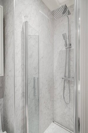 Shower, hair dryer, towels, soap - Stylish 2BR Apartment in Central Sundbyberg (Sundbyberg)