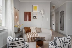 Flat-screen TV - Stylish 2BR Apartment in Central Sundbyberg (Sundbyberg)