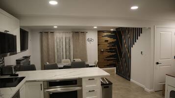 Mikrobølgeovn, ovn, kokeplater og oppvaskmaskin