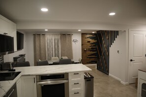 Microwave, oven, stovetop, dishwasher - Delightful 4-bedroom house with AC in Tobyhanna (Tobyhanna)