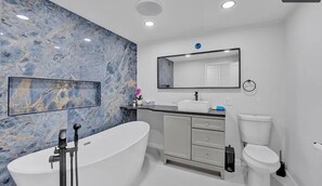 Ducha, bañera de hidromasaje, toallas y jabón