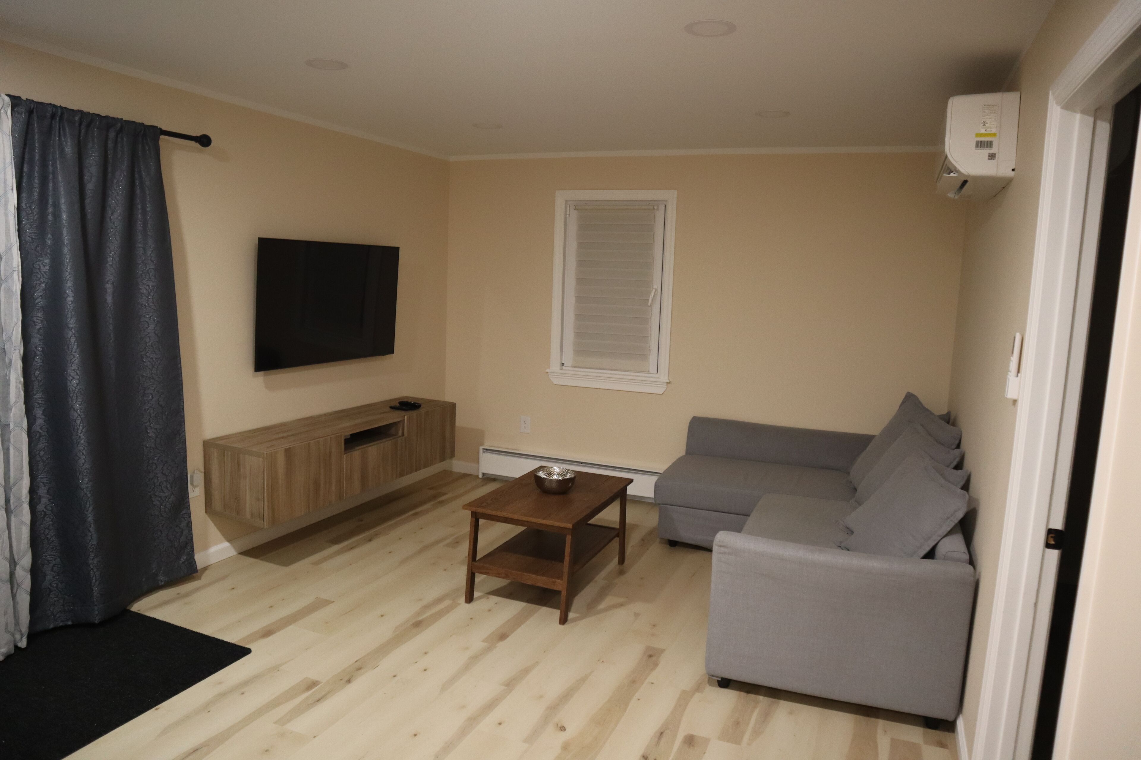 Televisión y chimenea 