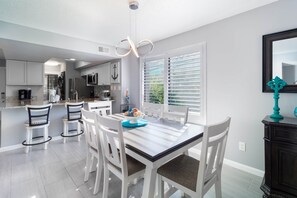 Dining - Waves & Rays - Stay, Play, and Soak Up the Day! (Horry County)
