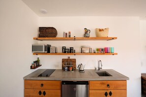 Kühlschrank, Mikrowelle, Herdplatte, Wasserkocher mit Kaffee-/Teezubehör