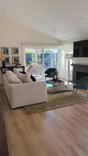 Cozy 2-bedroom house with Jacuzzi in charming Moorpark