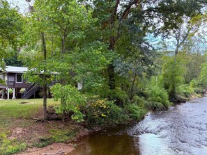 Property grounds - Cullasaja River Cabin—Peaceful Retreat with Hot Tub & Grill (Franklin)