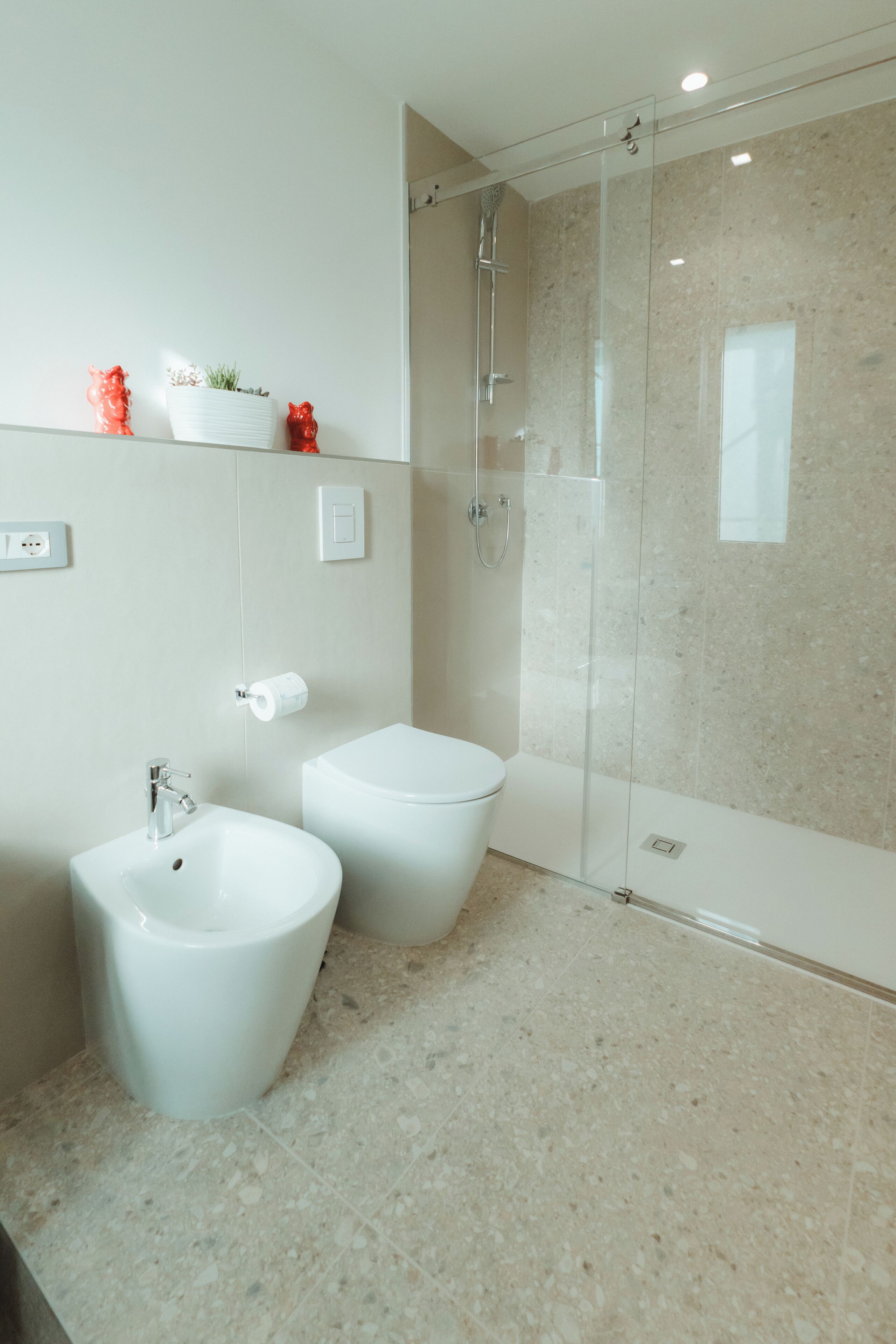 Dusche, Haartrockner, Bidet, Handtücher