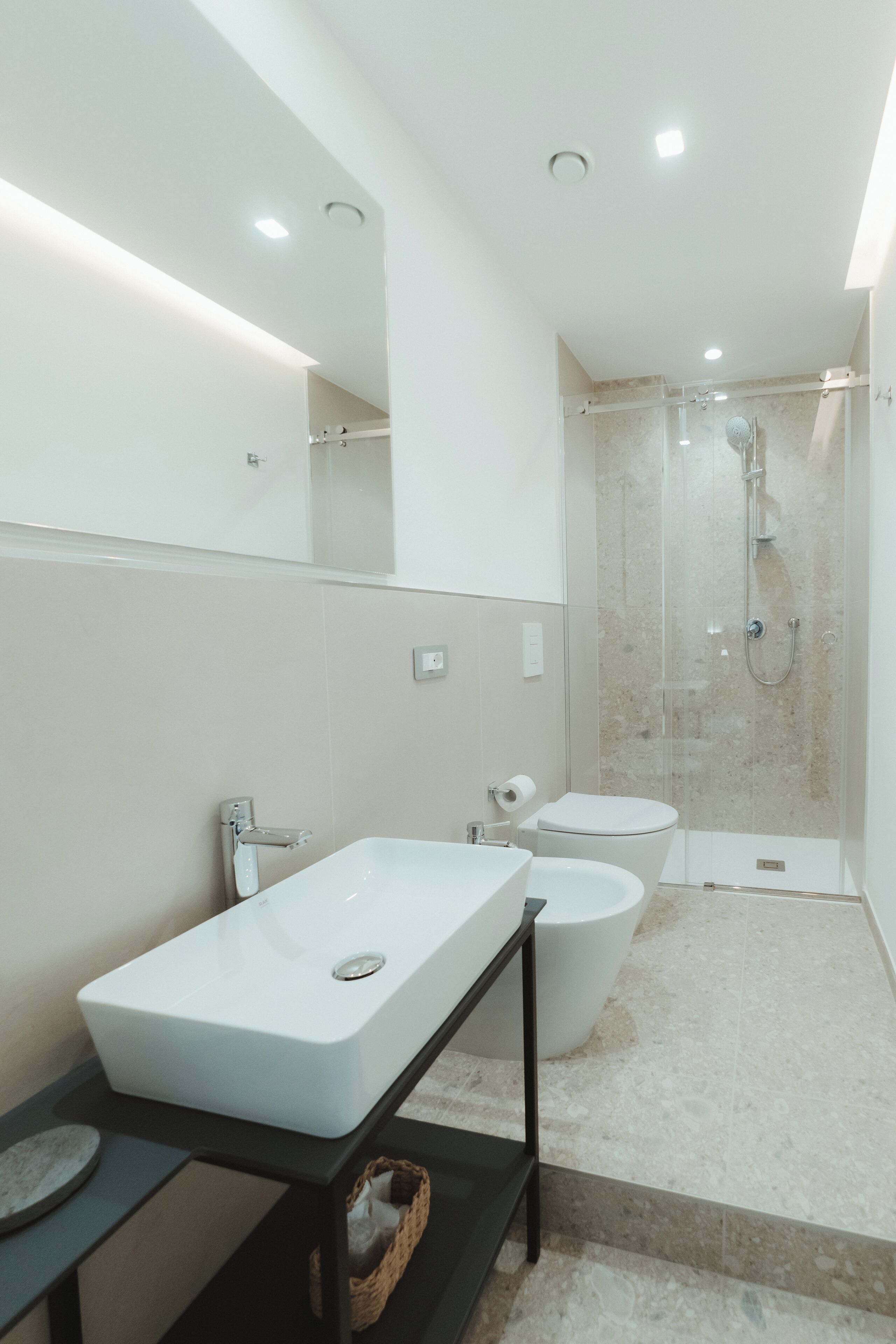 Chuveiro, secador de cabelo, bidê, toalhas de banho