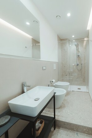 Dusche, Haartrockner, Bidet, Handtücher