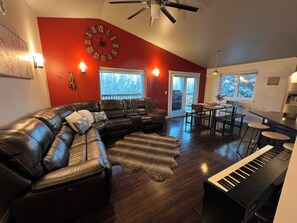 Living area - Luxury 3 bedroom house in wonderful Fairbanks (Fairbanks)