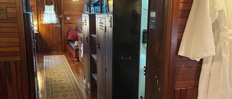 1 habitación, tabla de planchar con plancha, wifi gratis y ropa de cama