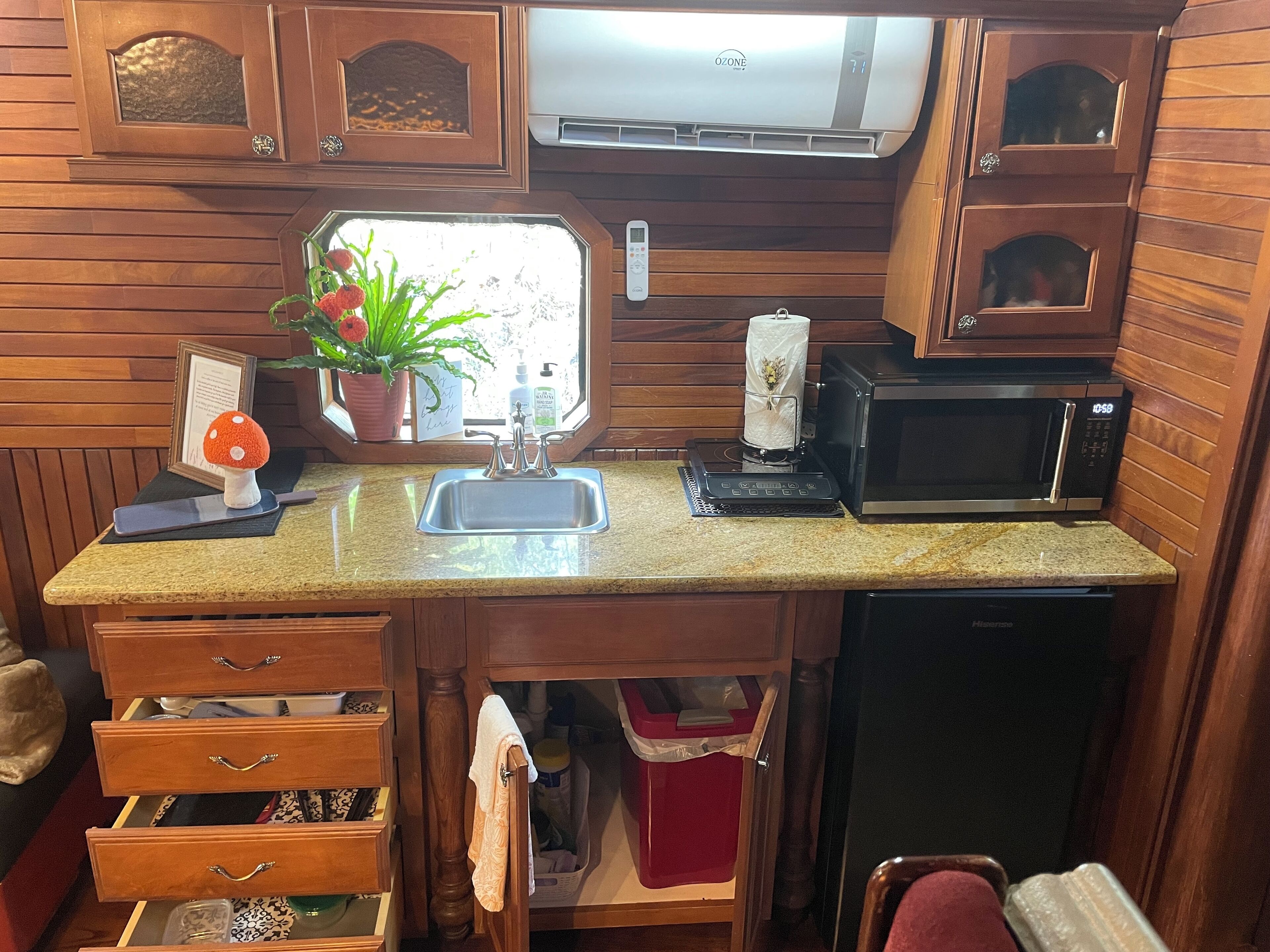 Réfrigérateur, micro-ondes, cafetière/bouilloire