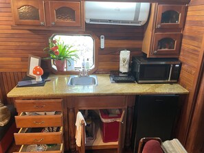 Een koelkast, een microgolfoven, een koffiezetapparaat/waterkoker