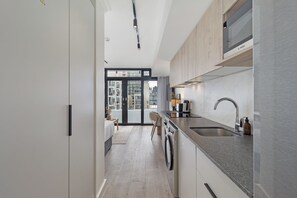 Fridge, microwave, oven, stovetop - The York Luxury Stay | Gym and Designer Comfort (Cape Town)